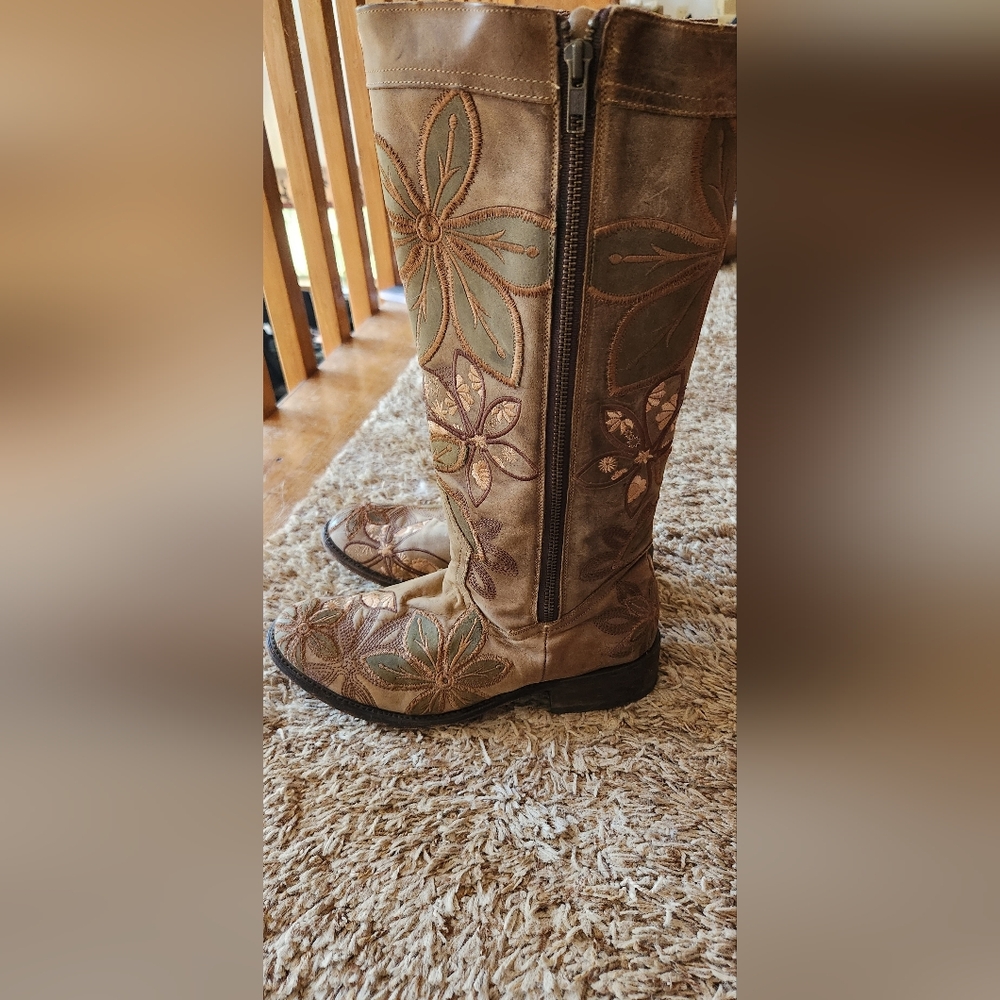 *AUTHENTIC* Vintage DAN POST Embroidered Floral Boots Size 10 (Women's)